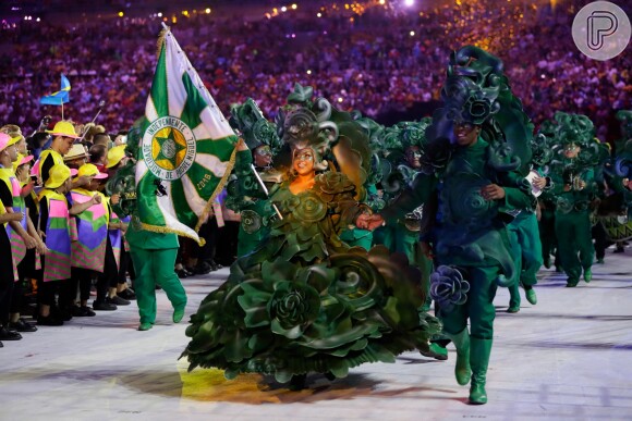 Após os desfiles das delegações, as escolas de samba do Rio de Janeiro embalaram o público no Maracanã
