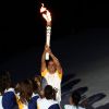 Por fim, Vanderlei Cordeiro, medalhista marcado por incidente em Atenas 2004, acendeu a pira dentro do Maracanã