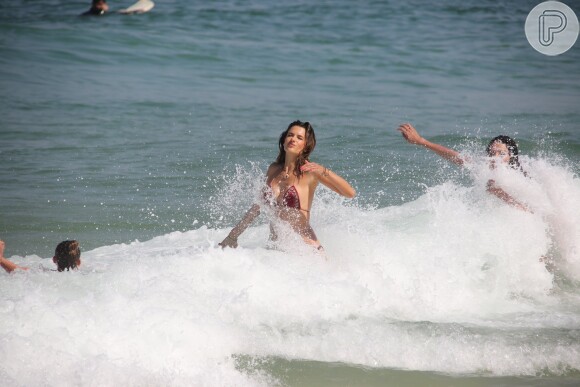 Alessandra Ambrósio curtiu a praia de Ipanema, na Zona Sul do Rio, neste sábado, 6 de agosto de 2016