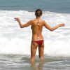 Alessandra Ambrósio curtiu a praia de Ipanema, na Zona Sul do Rio, neste sábado, 6 de agosto de 2016