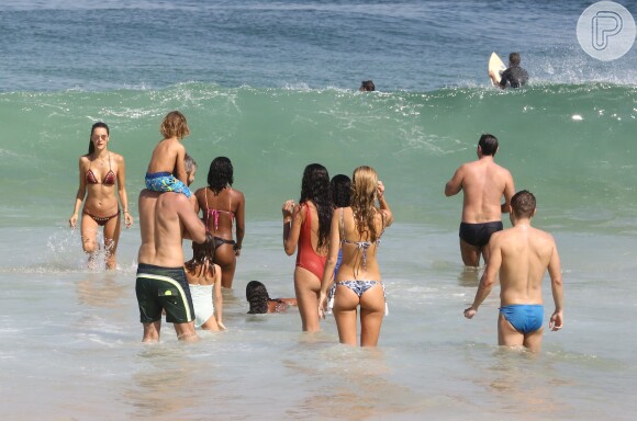 Alessandra Ambrósio curtiu a praia de Ipanema, na Zona Sul do Rio, neste sábado, 6 de agosto de 2016
