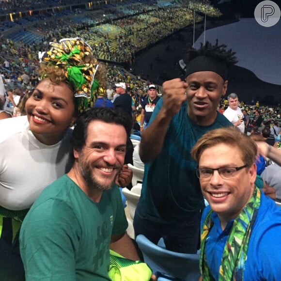 Rodrigo Lombardi acompanhou com amigos famosos a cerimônia de abertura dos jogos olímpicos