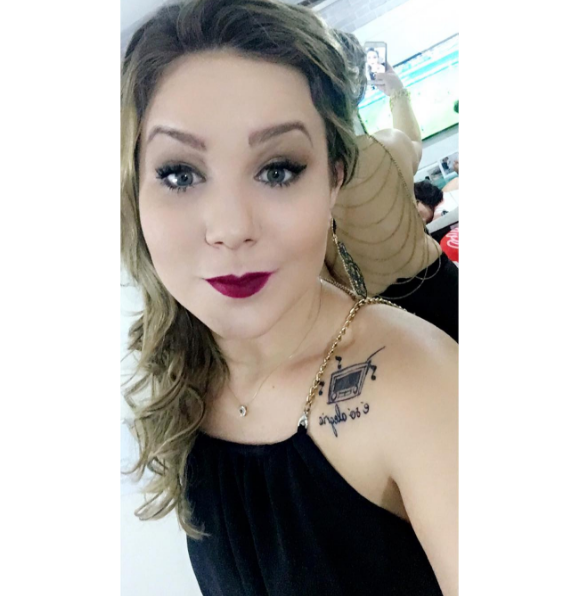 Maria Claudia apostou em um macacão preto com ombros de fora, exibindo a tatuagem que fez em homagem a seu pai, que faleceu antes de entrar no 'Big Brother Brasil'
