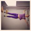 Para manter a boa forma não basta dieta, tem que exercitar! Angélica postou uma foto em sua conta do Instagram durante um exercícios de pilates
