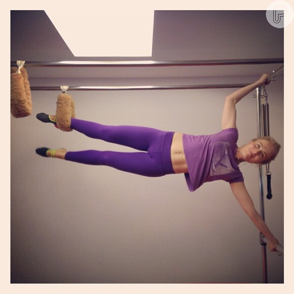 Para manter a boa forma não basta dieta, tem que exercitar! Angélica postou uma foto em sua conta do Instagram durante um exercícios de pilates