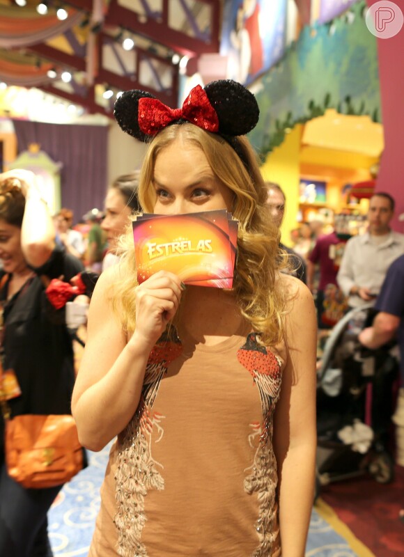 Angélica se divertiu na gravação do 'Estrelas' na Disney. A apresentadora até posou com arco de orelhas da personagem Minnie