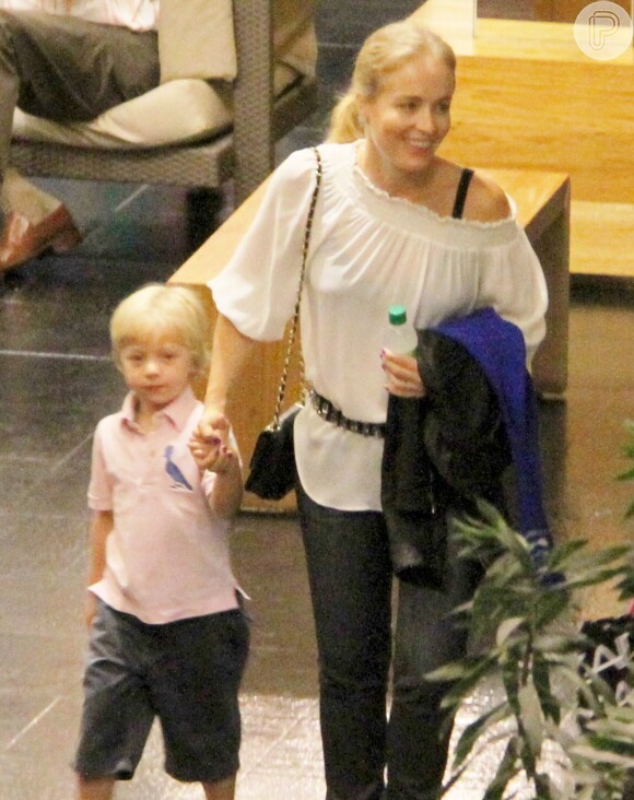Angélica durante passeio com o filho Benício no shopping