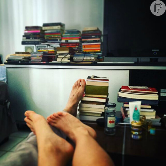 'Meu sábado, e o pé que sempre quis', publicou a atriz em seu Instagram. Fãs apontam que o pé é do ator