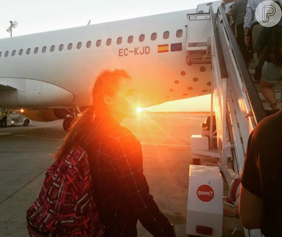 Letícia publicou em seu Instagram uma foto embarcando no avião rumo à Espanha