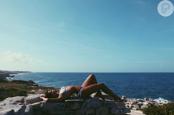 Bruna Marquezine publicou fotos posando de biquíni e exibindo imagens de um cenário paradisíaco em Cancun