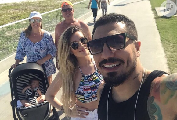 Ex-BBB Aline Gotschalg e o marido, Fernando Medeiros, levaram o filho para passear com os avós