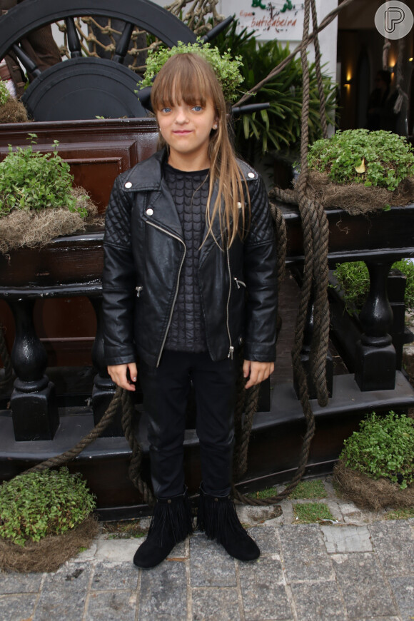 Rafaella Justus mostrou estilo ao usar uma jaqueta, blusa, calça e bota, tudo em preto