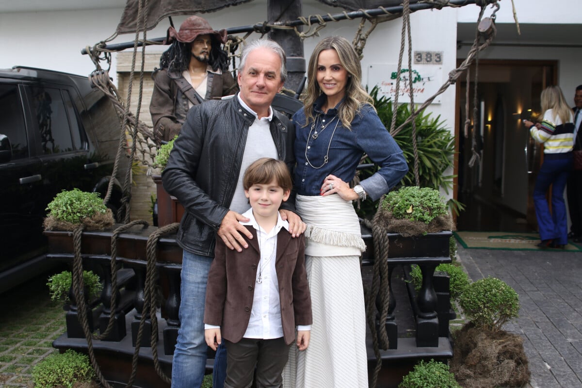 Foto Ot Vio Mesquita Posa Com O Filho Pietro E A Mulher Na Festa Do Anivers Rio Do Menino