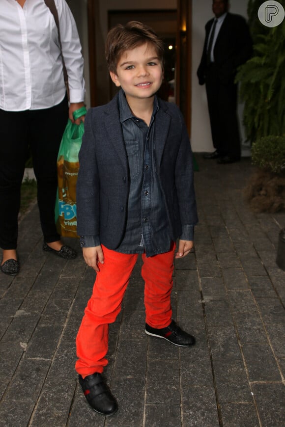 Lorenzo Gimenez, filho de Luciana Gimenez e Marcelo de Carvalho, também apostou em um look cheio de estilo