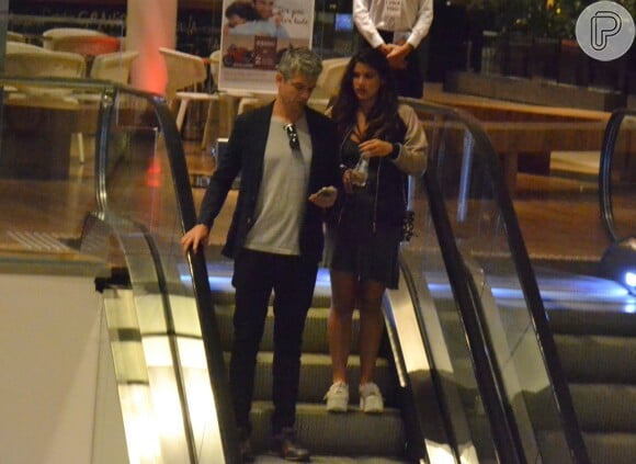 Otaviano Costa e Giulia Costa foram juntos ao cinema no shopping Village Mall