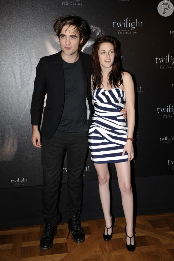 Robert Pattinson e Kristen Stewart posam juntos durante evento do filme 'Crepúsculo', em Paris, na France, em 2008. Na saga, a atriz é a mocinha Bella, enquanto ele é o vampiro Edward