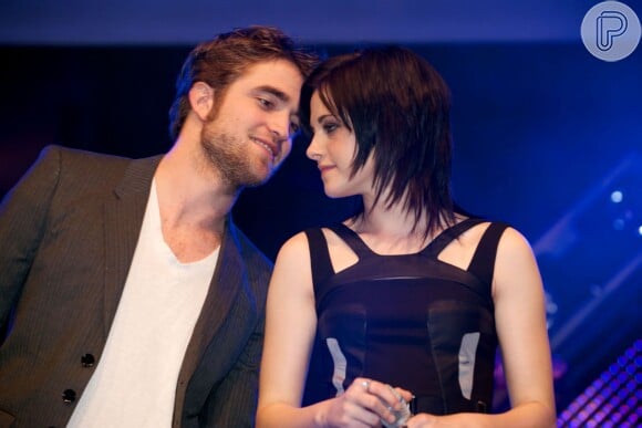 Rumores de um possível romance começaram em 2009, quando uma fonte do blogueiro Perez Hilton afirmou que Rob estaria namorando um colega de elenco. A dúvida era se a escolhida era Kristen Stewart ou Nikki Reed