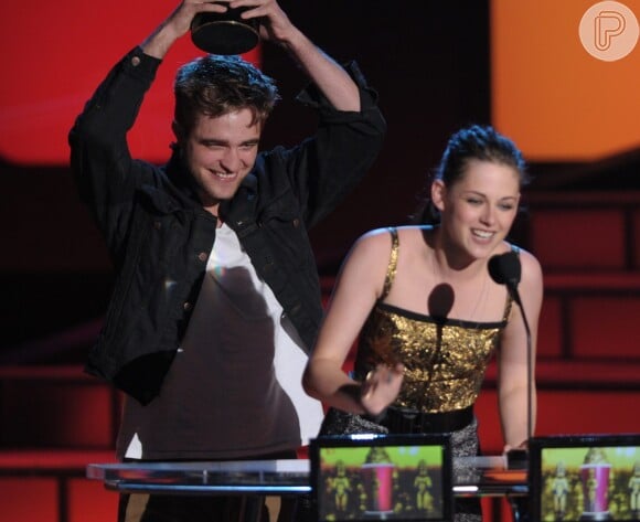Em 2010, Robert Pattinson e Kristen Stewart voltam a receber o prêmio de Melhor Beijo no MTV Video Awards, desta vez por 'Lua Nova'