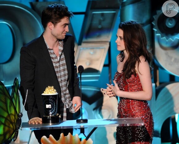 Não tem pra ninguém! Em 2011, Kristen e Robert sobem ao palco do MTV Video Awards para receber mais um prêmio de Melhor Beijo, por 'Eclipse'