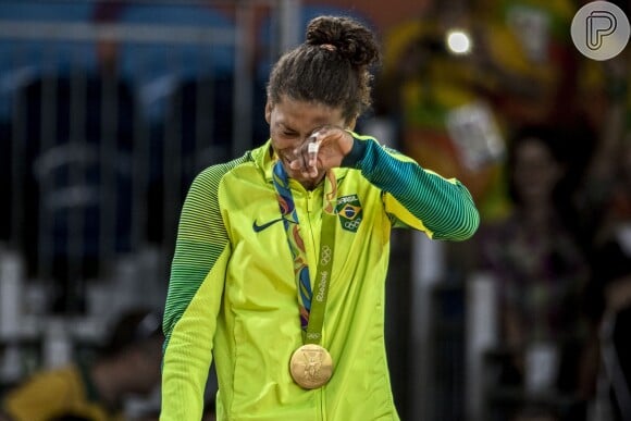 Rafaela Silva ganhou a primeira medalha de ouro do Brasil pelo judô, nesta segunda-feira (08)