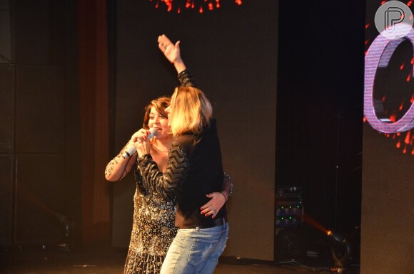 Adriane Galisteu e Roberta Miranda no palco