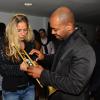 Adriane Galisteu aprende a segurar trompete com músico de Roberta Miranda