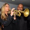 Adriane Galisteu ainda tenta tocar trompete nos bastidores do show