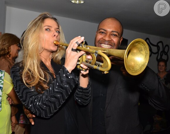 Adriane Galisteu ainda tenta tocar trompete nos bastidores do show