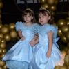 As pequenas Maya e Kiara posam para as fotos com vestidos inspirados na história de Cinderella