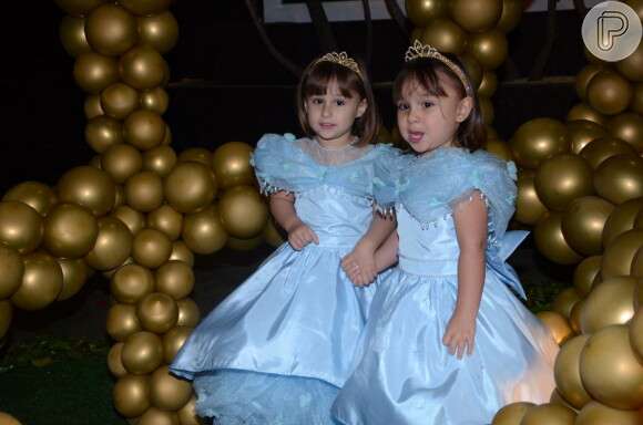 As pequenas Maya e Kiara posam para as fotos com vestidos inspirados na história de Cinderella