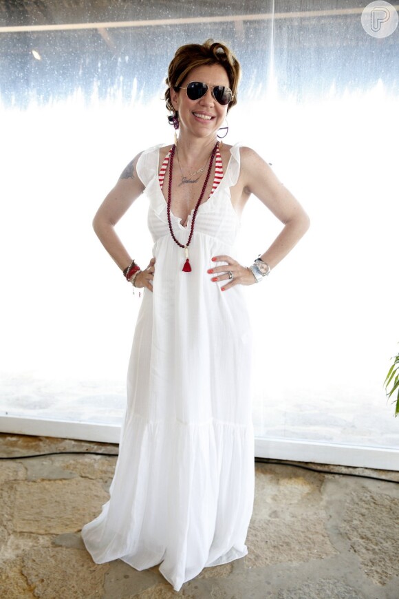 Astrid Fontenelle usou um vestido longo branco na palestra de Prem Baba