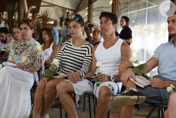 Juliana Paes e Carlos Eduardo Baptista passaram um bom tempo de mãos dadas