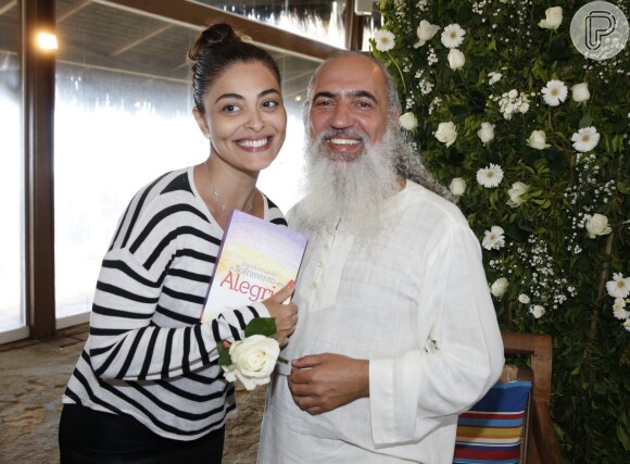 Em seu Instagram, Juliana Paes comemorou o encontro com o guru: 'Eita, presente bom!!!'