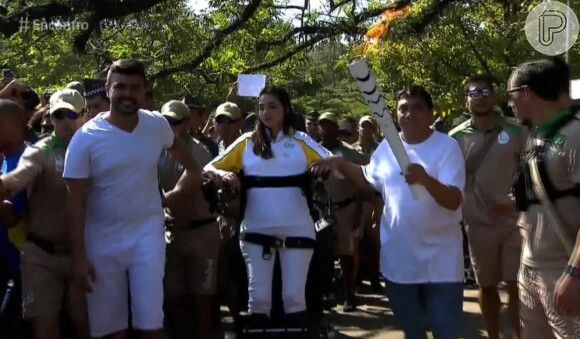 Lais Souza carregou a tocha olímpica de pé em uma cadeira de rodas adaptada