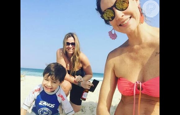 No dia do aniversário de Pedro Scooby, Luana Piovani foi à praia com Dom e uma amiga no Rio