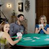 Na mansão, Isabela (Larissa Manoela), Rebeca (Juliana Baroni) e Otávio (Duda Nagle) se divertem jogando cartas, na novela 'Cúmplices de um Resgate'