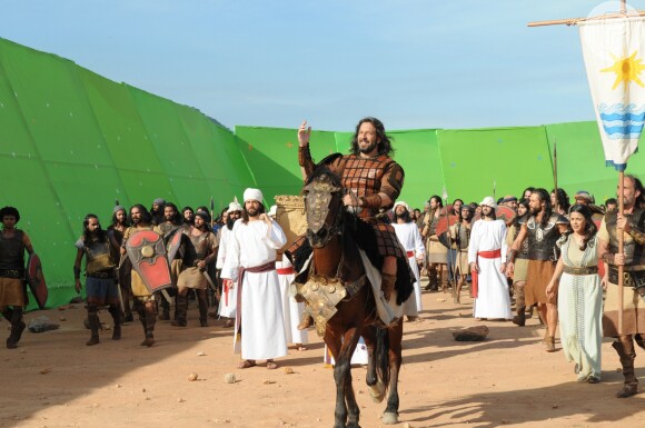 Abertura do Rio Jordão na novela 'A Terra Prometida' reuniu cerca de 500 pessoas entre atores, figurantes e equipe técnica, além de bichos, como cavalos, e carroças