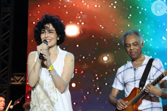 Letícia Sabatella canta com Gilberto Gil