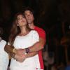 Juliana Paes e Carlos Eduardo Baptista ficam abraçados durante o show de Gilberto Gil, em Fortaleza