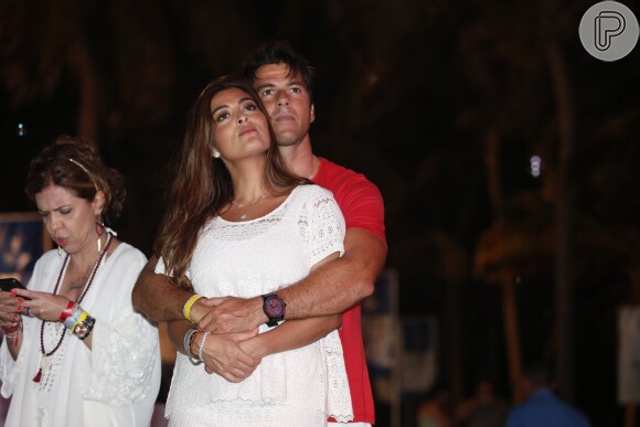 Juliana Paes e Carlos Eduardo Baptista ficam abraçados durante o show de Gilberto Gil, em Fortaleza