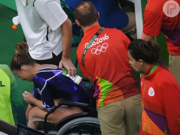  Jade Barbosa precisou deixar a Arena Olímpica de cadeira de rodas