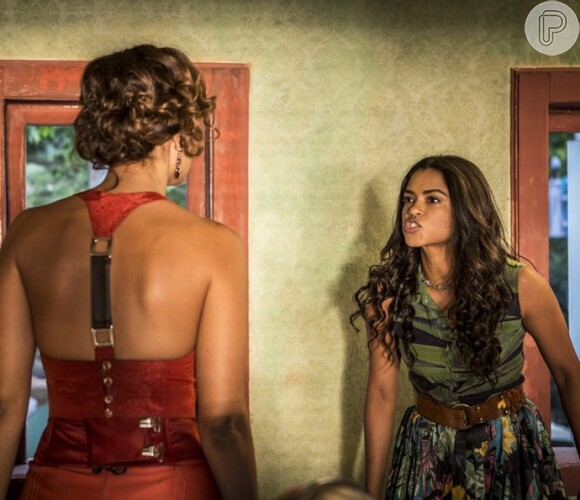 Com ódio, Luzia (Lucy Alves) grita com Tereza (Camila Pitanga) e diz que a rival não ficará satisfeita enquanto não a separar de vez do marido, na novela 'Velho Chico'