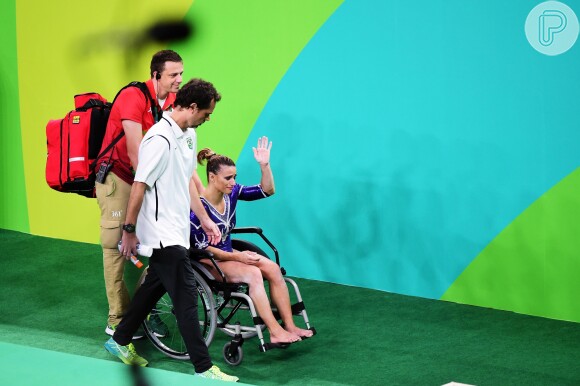 Jade Barbosa deixou a Arena Olímpica da Barra de cadeira de rodas nesta quinta-feira, 11 de agosto de 2016