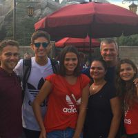 Bruna Marquezine viaja com a família para Orlando após férias em Cancun. Foto!