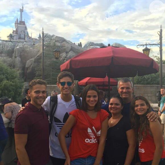 Bruna Marquezine embarcou com a família e dois amigos para férias em Orlando, nos Estados Unidos