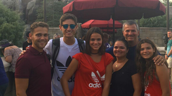 Bruna Marquezine viaja com a família para Orlando após férias em Cancun. Foto!