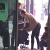 Mãe de primeira viagem, Sophie Charlotte brinca com o filho no carrinho de bebê