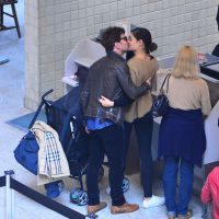 Sophie Charlotte beija o marido Daniel de Oliveira em aeroporto do Rio. Fotos!