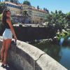 Enquanto Cauã Reymond não chega, Mariana Goldfarb se diverte com amigas em Portugal