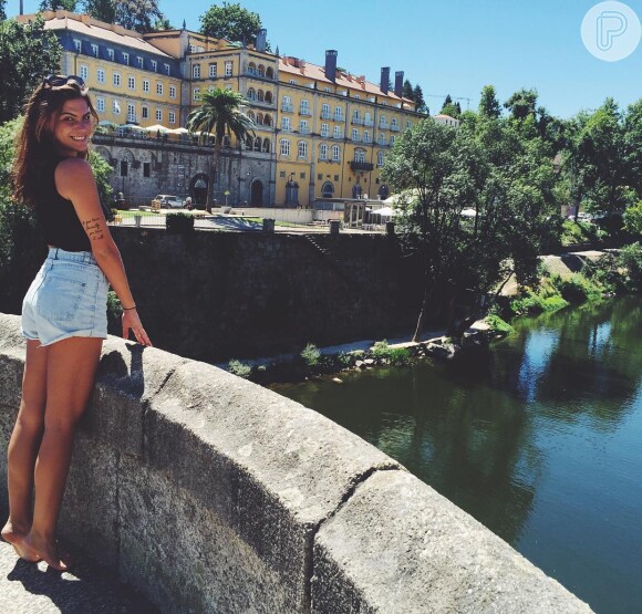 Enquanto Cauã Reymond não chega, Mariana Goldfarb se diverte com amigas em Portugal